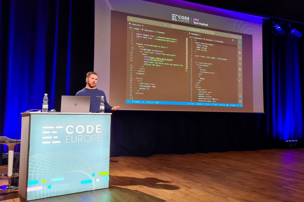 Eddy Vinck standing on stage at Code Europe 2023 in Krakow talking about Astro